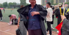 毕业典礼父母穿儿子学士服圆梦：父亲落泪称弥补儿时遗憾