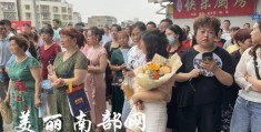 北京高考最后一日：家长为考生手捧鲜花欢送结束考试