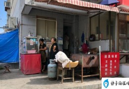 济南70岁老头卖烧饼（济南大叔街头支棚子卖牛肉烧饼）