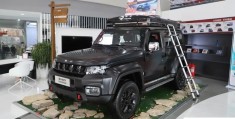 bj40柴油版和汽油版哪个好(bj40刀锋英雄柴油版空间实测)