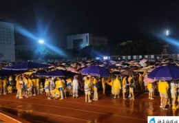 目前该学校没有人员伤亡(泸县当地中学学生操场紧急避险)