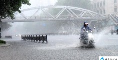 下暴雨发朋友圈的心情说说句子(下暴雨发朋友圈搞笑的句子)