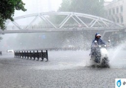 下暴雨发朋友圈的心情说说句子(下暴雨发朋友圈搞笑的句子)