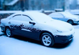 下雪天停车要拉手刹吗(下雪天停车为什么不能拉手刹)